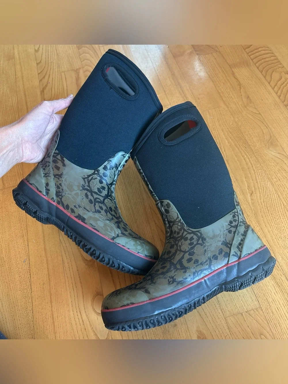 Bogs Snow Boots Classic Skulls Black Neoprene Big Kid Youth Boys Size 5 38 EU